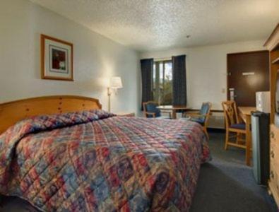 Super 8 Creswell/South Eugene Hotel Room photo